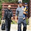 Fergie et son mari Josh Duhamel se promènent avec leur fils Axl à Brentwood, le 20 février 2015 