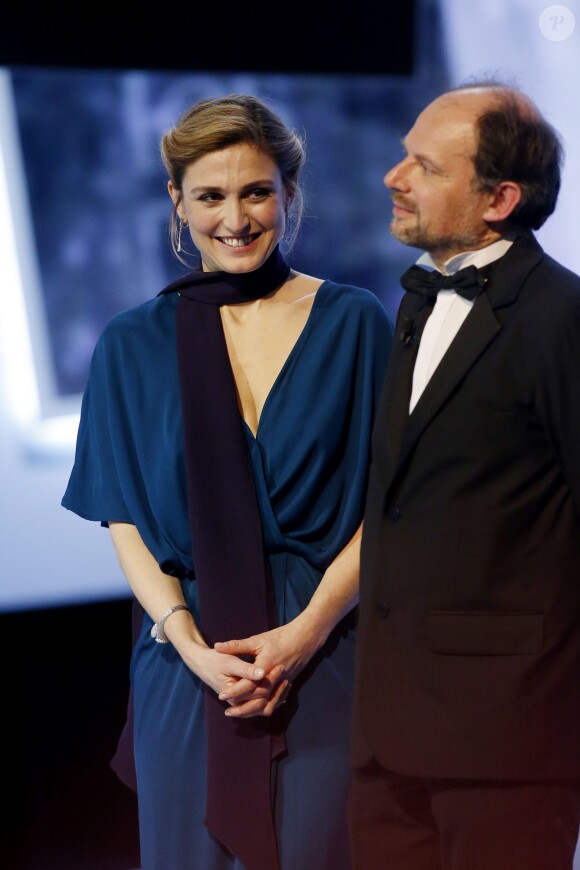 Julie Gayet et Denis Podalydès remettant le prix du meilleur espoir masculin - 40ème cérémonie des César au théâtre du Châtelet à Paris, le 20 février 2015.