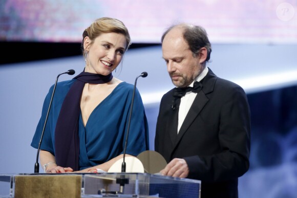 Julie Gayet et Denis Podalydès remettant le prix du meilleur espoir masculin - 40ème cérémonie des César au théâtre du Châtelet à Paris, le 20 février 2015.