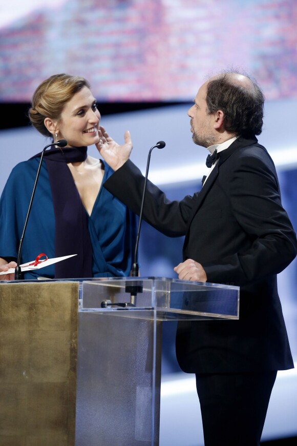 Julie Gayet et Denis Podalydès remettant le prix du meilleur espoir masculin - 40ème cérémonie des César au théâtre du Châtelet à Paris, le 20 février 2015.