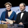 Julie Gayet et Denis Podalydès remettant le prix du meilleur espoir masculin - 40ème cérémonie des César au théâtre du Châtelet à Paris, le 20 février 2015.