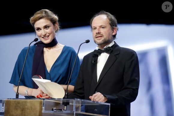 Julie Gayet et Denis Podalydès remettant le prix du meilleur espoir masculin - 40ème cérémonie des César au théâtre du Châtelet à Paris, le 20 février 2015.
