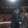 Oscars 2015 : Matthew McConaughey remet le prix de la meilleure actrice à  Julianne Moore pour Still Alice