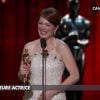 Oscars 2015 : Matthew McConaughey remet le prix de la meilleure actrice à Julianne Moore pour Still Alice