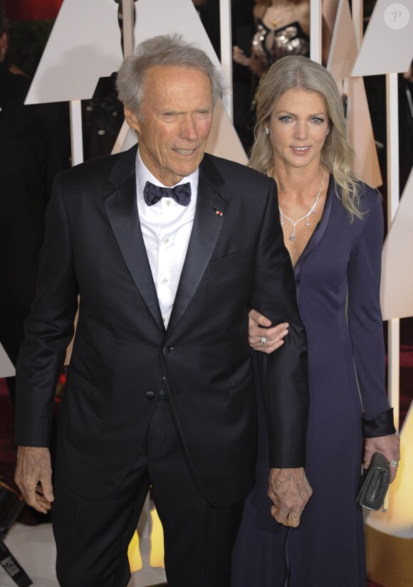 Clint Eastwood et sa compagne Christina Sandera à la 87e cérémonie des Oscars à Hollywood, le 22 février 2015.