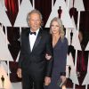 Clint Eastwood et sa compagne Christina Sandera à la 87e cérémonie des Oscars à Hollywood, le 22 février 2015.