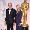 Clint Eastwood et sa jeune compagne à la 87e cérémonie des Oscars à Hollywood, le 22 février 2015.