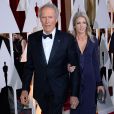 Clint Eastwood et sa jeune compagne à la 87e cérémonie des Oscars à Hollywood, le 22 février 2015.