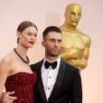 Adam Levine et Behati Prinsloo (robe Armani Privé, bijoux De Grisogono) à la 87e cérémonie des Oscars à Hollywood, le 22 février 2015.