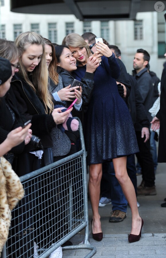Taylor Swift arrive dans les studios de la radio 1 à Londres, le 23 février 2015. 