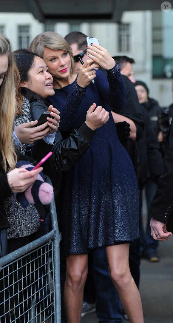 Taylor Swift arrive dans les studios de la radio 1 à Londres, le 23 février 2015. 