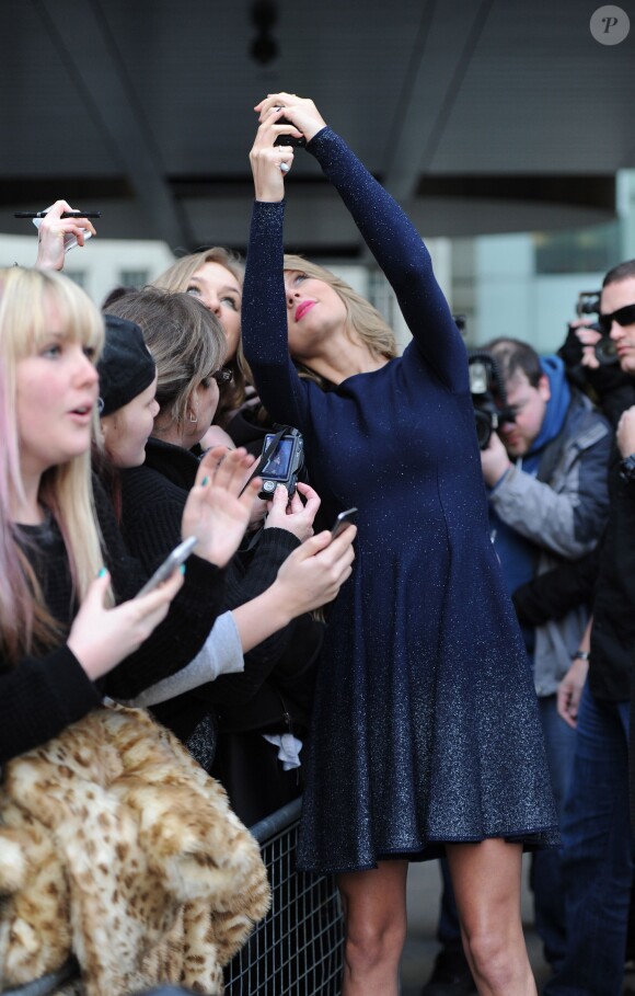 Taylor Swift arrive dans les studios de la radio 1 à Londres, le 23 février 2015. 