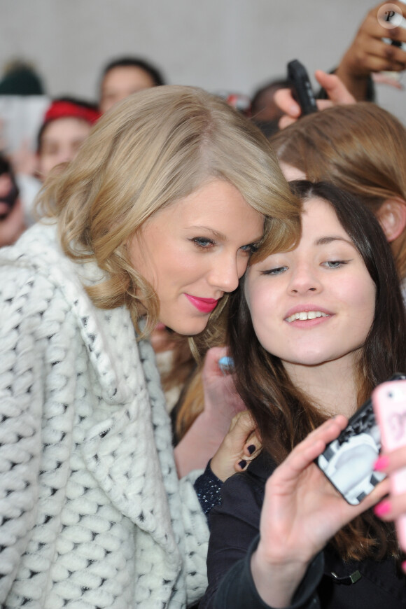 Taylor Swift va à la rencontre de ses fans à la sortie de la BBC Radio 1, le 23 février 2014 à Londres 