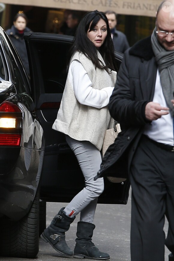 Shannen Doherty en promenade à Paris, le 23 février 2015. Après un déjeuner au restaurant indien Kashmir (Saint-Germain), elle a rendu visite, avec son meilleur ami Chris Cortazzo, à Paul Watson sur le bateau Brigitte Bardot, actuellement sur la Seine.