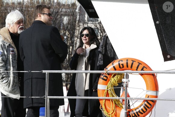 Shannen Doherty en promenade à Paris, le 23 février 2015. Après un déjeuner au restaurant indien Kashmir (Saint-Germain), elle a rendu visite, avec son meilleur ami Chris Cortazzo, à Paul Watson sur le bateau Brigitte Bardot, actuellement sur la Seine.