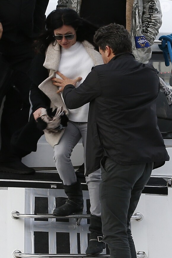 Shannen Doherty en promenade à Paris, le 23 février 2015. Après un déjeuner au restaurant indien Kashmir (Saint-Germain), elle a rendu visite, avec son meilleur ami Chris Cortazzo, à Paul Watson sur le bateau Brigitte Bardot, actuellement sur la Seine.