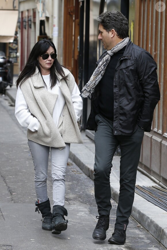 Shannen Doherty en promenade à Paris, le 23 février 2015. Après un déjeuner au restaurant indien Kashmir (Saint-Germain), elle a rendu visite, avec son meilleur ami Chris Cortazzo, à Paul Watson sur le bateau Brigitte Bardot, actuellement sur la Seine.