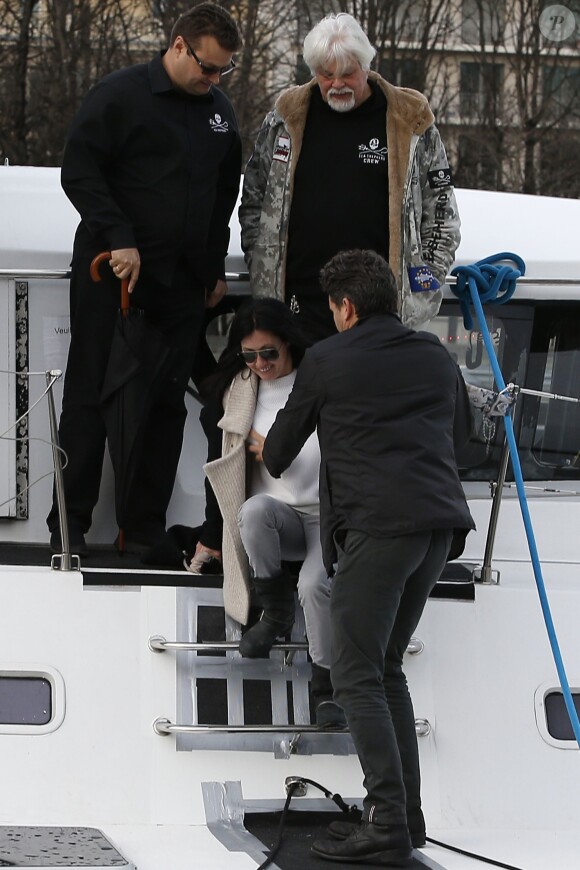 Shannen Doherty en promenade à Paris, le 23 février 2015. Après un déjeuner au restaurant indien Kashmir (Saint-Germain), elle a rendu visite, avec son meilleur ami Chris Cortazzo, à Paul Watson sur le bateau Brigitte Bardot, actuellement sur la Seine.