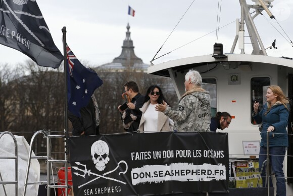 Shannen Doherty en promenade à Paris, le 23 février 2015. Après un déjeuner au restaurant indien Kashmir (Saint-Germain), elle a rendu visite, avec son meilleur ami Chris Cortazzo, à Paul Watson sur le bateau Brigitte Bardot, actuellement sur la Seine.