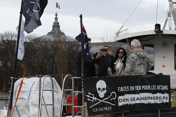 Shannen Doherty en promenade à Paris, le 23 février 2015. Après un déjeuner au restaurant indien Kashmir (Saint-Germain), elle a rendu visite, avec son meilleur ami Chris Cortazzo, à Paul Watson sur le bateau Brigitte Bardot, actuellement sur la Seine.