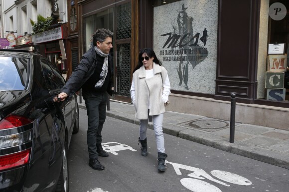 Shannen Doherty en promenade à Paris, le 23 février 2015. Après un déjeuner au restaurant indien Kashmir (Saint-Germain), elle a rendu visite, avec son meilleur ami Chris Cortazzo, à Paul Watson sur le bateau Brigitte Bardot, actuellement sur la Seine.