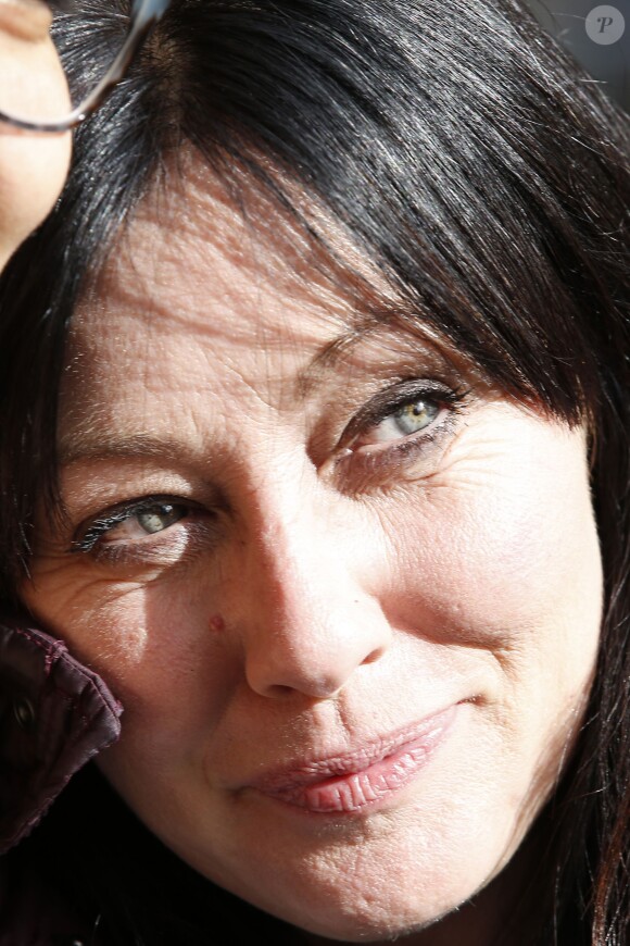 Shannen Doherty en promenade à Paris, le 23 février 2015. Après un déjeuner au restaurant indien Kashmir (Saint-Germain), elle a rendu visite, avec son meilleur ami Chris Cortazzo, à Paul Watson sur le bateau Brigitte Bardot, actuellement sur la Seine.