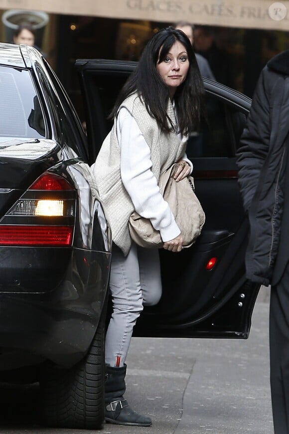 Shannen Doherty en promenade à Paris, le 23 février 2015. Après un déjeuner au restaurant indien Kashmir (Saint-Germain), elle a rendu visite, avec son meilleur ami Chris Cortazzo, à Paul Watson sur le bateau Brigitte Bardot, actuellement sur la Seine.