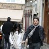 Shannen Doherty en promenade à Paris, le 23 février 2015. Après un déjeuner au restaurant indien Kashmir (Saint-Germain), elle a rendu visite, avec son meilleur ami Chris Cortazzo, à Paul Watson sur le bateau Brigitte Bardot, actuellement sur la Seine.