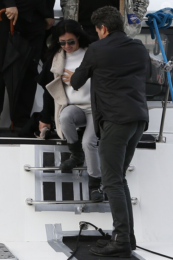 Shannen Doherty en promenade à Paris, le 23 février 2015. Après un déjeuner au restaurant indien Kashmir (Saint-Germain), elle a rendu visite, avec son meilleur ami Chris Cortazzo, à Paul Watson sur le bateau Brigitte Bardot, actuellement sur la Seine.