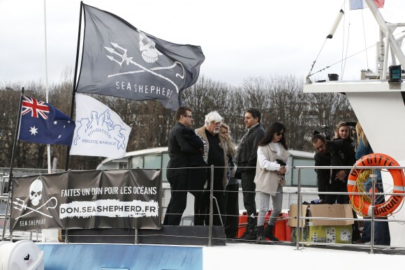 Shannen Doherty en promenade à Paris, le 23 février 2015. Après un déjeuner au restaurant indien Kashmir (Saint-Germain), elle a rendu visite, avec son meilleur ami Chris Cortazzo, à Paul Watson sur le bateau Brigitte Bardot, actuellement sur la Seine.
