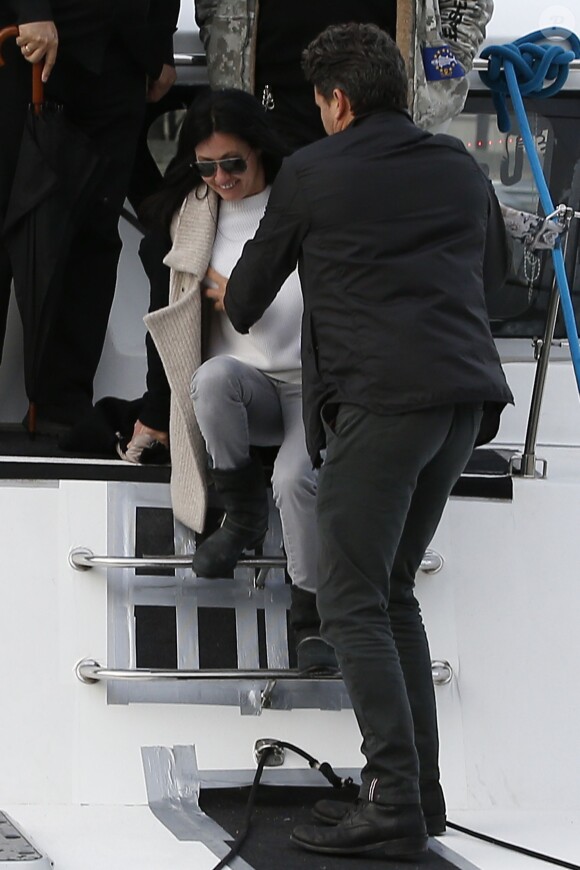Shannen Doherty en promenade à Paris, le 23 février 2015. Après un déjeuner au restaurant indien Kashmir (Saint-Germain), elle a rendu visite, avec son meilleur ami Chris Cortazzo, à Paul Watson sur le bateau Brigitte Bardot, actuellement sur la Seine.