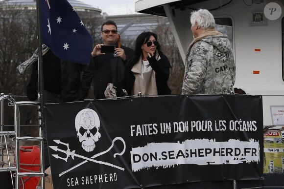 Shannen Doherty en promenade à Paris, le 23 février 2015. Après un déjeuner au restaurant indien Kashmir (Saint-Germain), elle a rendu visite, avec son meilleur ami Chris Cortazzo, à Paul Watson sur le bateau Brigitte Bardot, actuellement sur la Seine.
