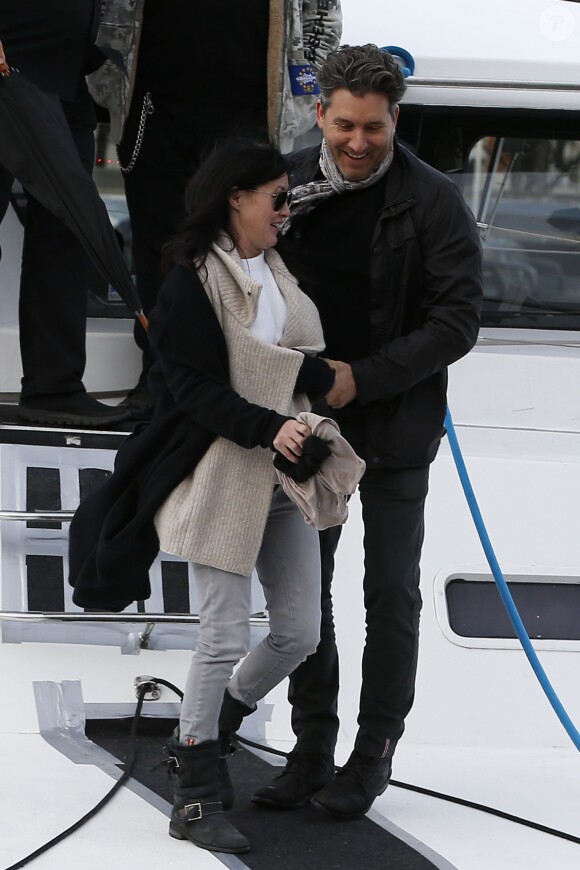 Shannen Doherty en promenade à Paris, le 23 février 2015. Après un déjeuner au restaurant indien Kashmir (Saint-Germain), elle a rendu visite, avec son meilleur ami Chris Cortazzo, à Paul Watson sur le bateau Brigitte Bardot, actuellement sur la Seine.