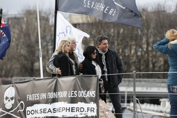Shannen Doherty en promenade à Paris, le 23 février 2015. Après un déjeuner au restaurant indien Kashmir (Saint-Germain), elle a rendu visite, avec son meilleur ami Chris Cortazzo, à Paul Watson sur le bateau Brigitte Bardot, actuellement sur la Seine.