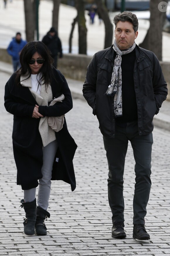 Shannen Doherty en promenade à Paris, le 23 février 2015. Après un déjeuner au restaurant indien Kashmir (Saint-Germain), elle a rendu visite, avec son meilleur ami Chris Cortazzo, à Paul Watson sur le bateau Brigitte Bardot, actuellement sur la Seine.