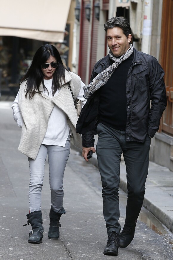 Shannen Doherty et son ami Chris Cortazzo en promenade à Paris, le 23 février 2015. Après un déjeuner au restaurant indien Kashmir (Saint-Germain), ils ont rendu visite à Paul Watson sur le bateau Brigitte Bardot, actuellement sur la Seine.