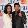 Lionel Richie et sa petite-amie Lisa Parigi - 35e cérémonie des Brit Awards à l'O2 Arena de Londres, le 25 février 2015.