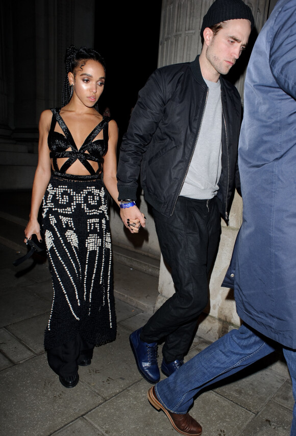 Robert Pattinson et sa petite-amie FKA Twigs arrivent à l'after-party des Brit Awards organisé par Warner Music 2015 à Londres, le 25 février 2015.