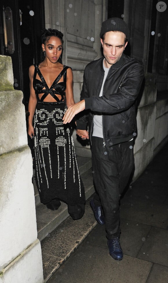 L'acteur Robert Pattinson et FKA Twigs quittent la soirée Warner oganisée après les Brit Awards à Londres, le 25 février 2015.
