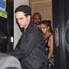 L'acteur Robert Pattinson et FKA Twigs quittent la soirée Warner oganisée après les Brit Awards à Londres, le 25 février 2015.