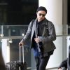 Robert Pattinson arrive à l'aéroport de Londres, le 25 février 2014.