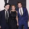 Tom Sturridge, Sienna Miller et Robert Pattinson à la soirée Vanity Fair des Oscars à Los Angeles, le 22 février 2015.