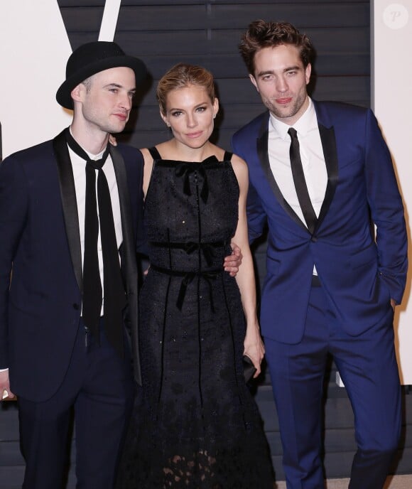 Tom Sturridge, Sienna Miller et Robert Pattinson à la soirée Vanity Fair des Oscars à Los Angeles, le 22 février 2015.