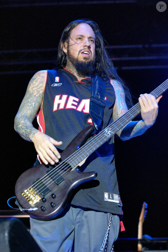 Fieldy (Reggie Arvizu) et Korn en concert en décembre 2005 à Miami