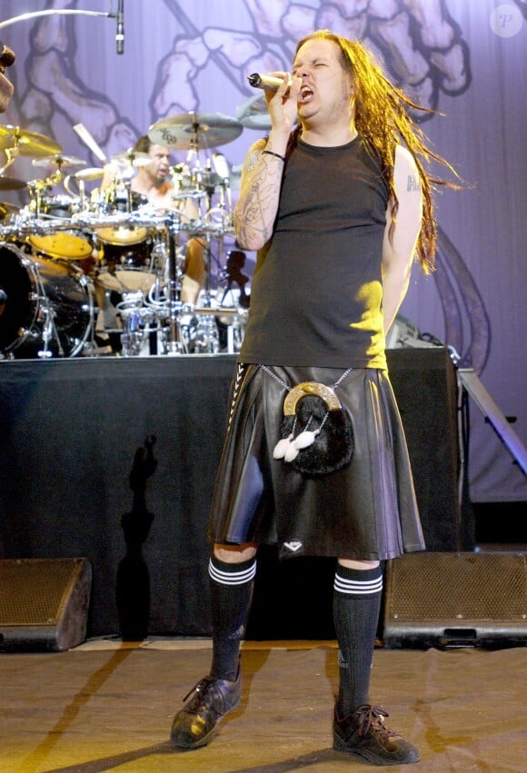 Jonathan Davis (en arrière-plan, David Silveria) et Korn en concert en 2004