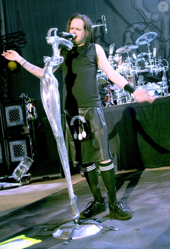 Jonathan Davis (en arrière-plan, David Silveria) et Korn en concert en 2004