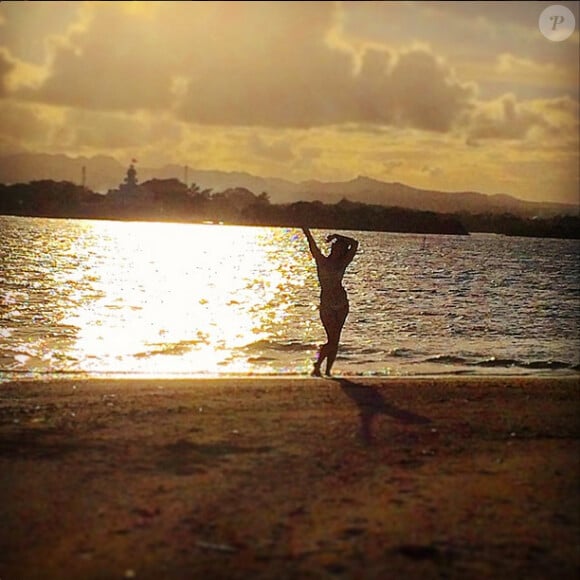 Pauline Ducruet, fille de la princesse Stéphanie de Monaco, savoure le coucher de soleil lors de ses vacances sur l'île Maurice en février 2015. Photo publiée sur son compte Instagram le 26 février.