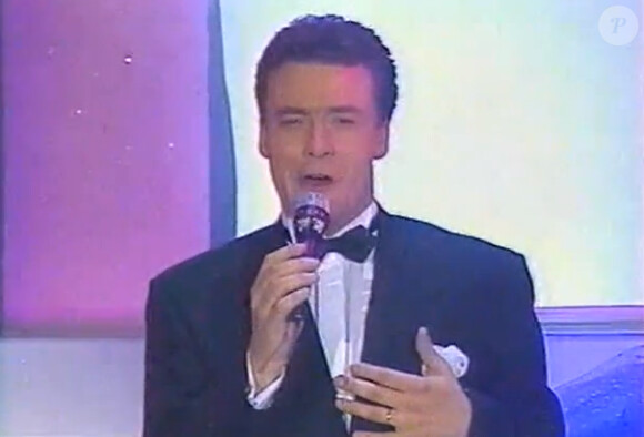 Pascal Brunner chante à l'élection de Miss France 1994, en décembre 1993 sur France 3.