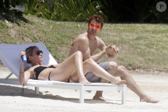 Exclusif - Pour son 41e anniversiare, James Blunt se dore la pilule sur une plage de l'Île Maurice, avec sa femme Sofia Wellesley. Le 22 février 2015.