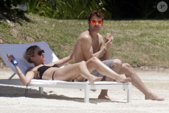 Exclusif - James Blunt et sa femme Sofia Wellesley profitent d'un après-midi ensoleillé sur une plage de l'Île Maurice. Le 22 février 2015.